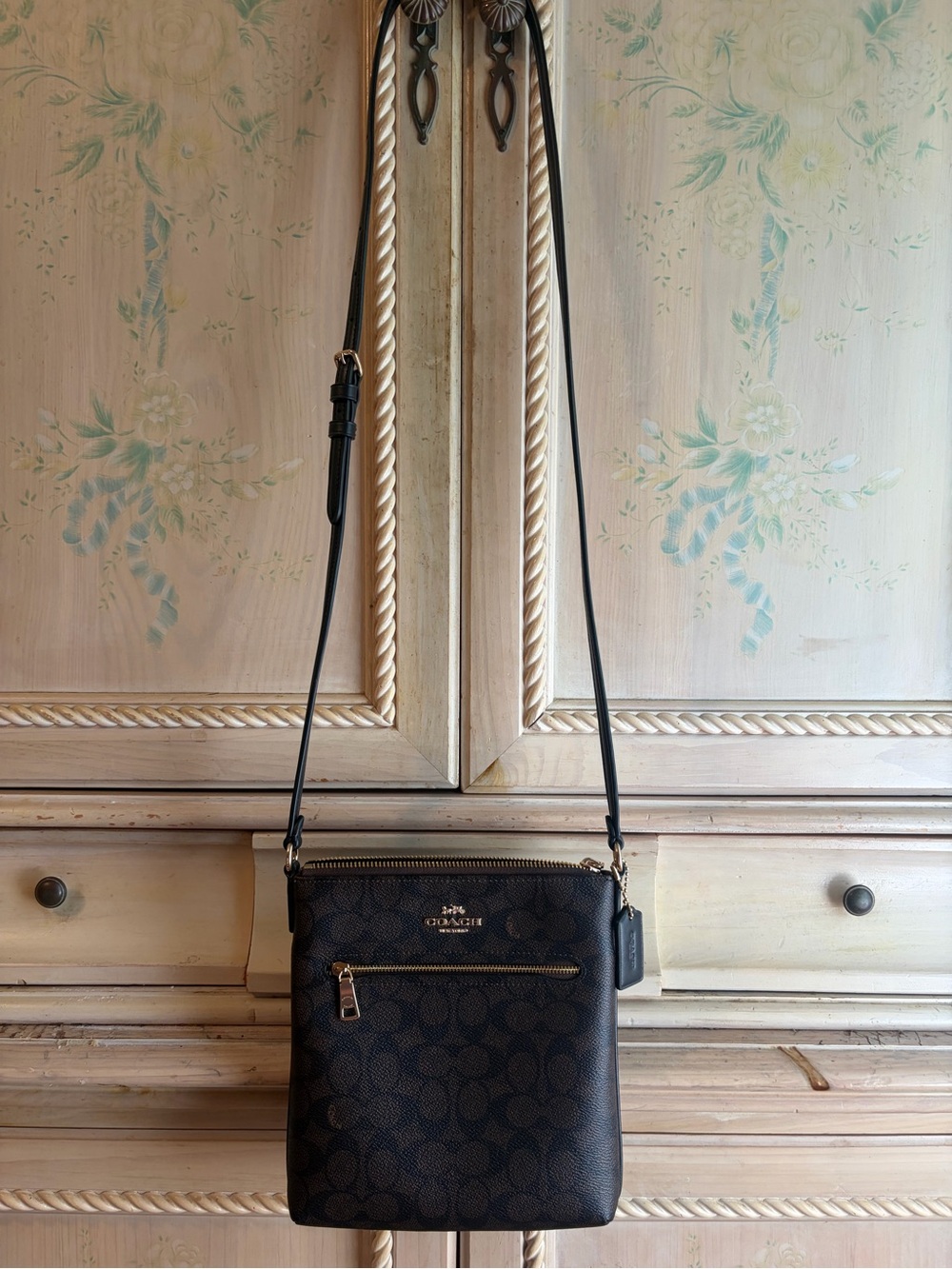 Coach Mini Rowen Brown SignatureCrossbody file Bag with Black Strap + A SMALL 🎁